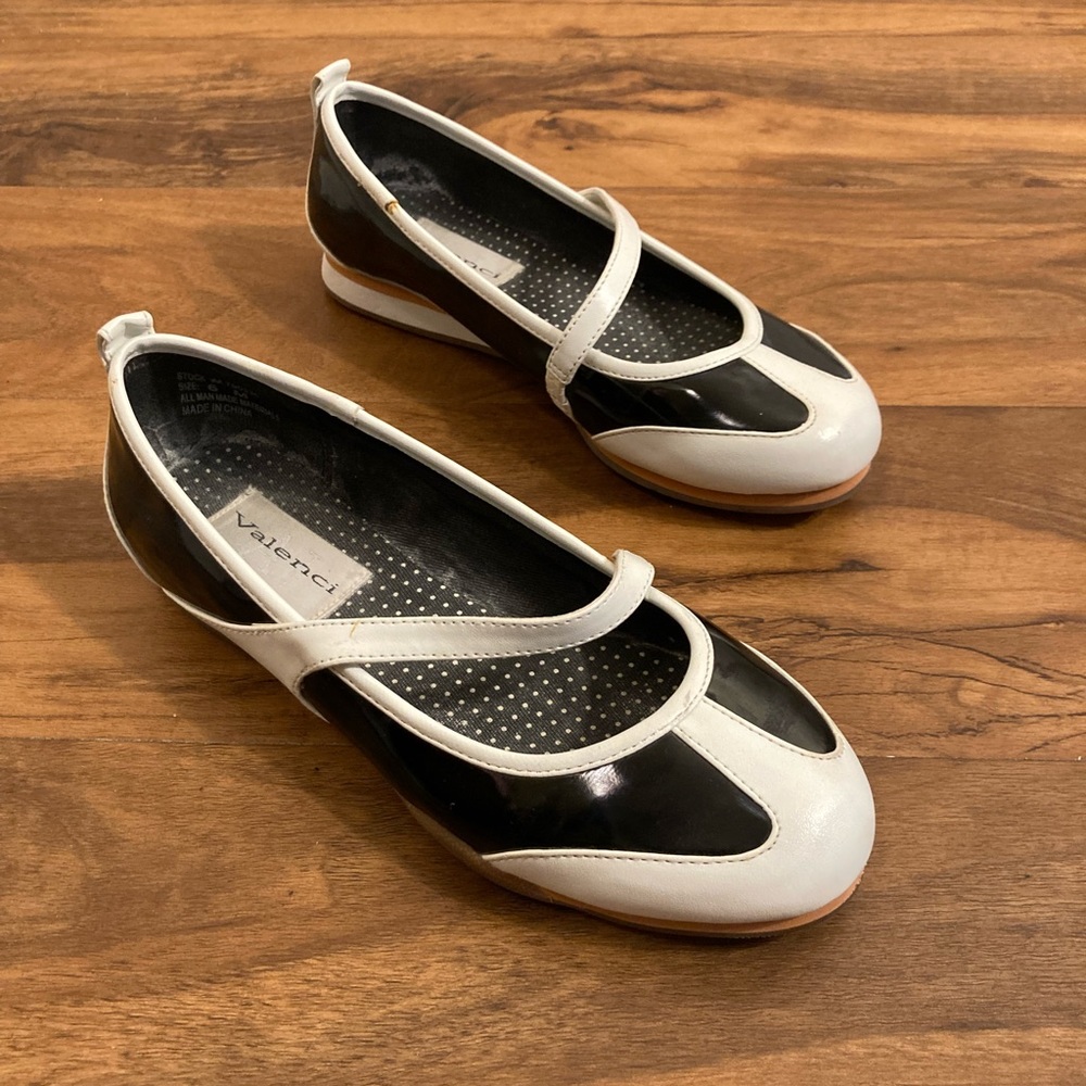 AJ Valenci flats - Picture 2 of 9